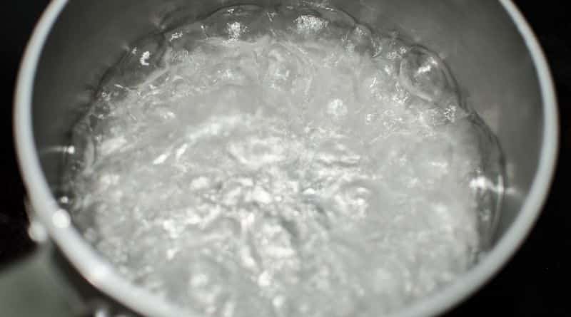 Kochendes Wasser in einem silbernen Topf