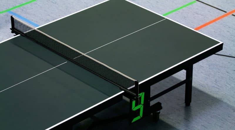 Grüne Tischtennisplatte aufgebaut in einer Sporthalle
