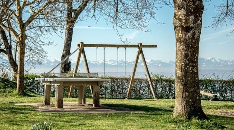 Eine Betontischtennisplatte steht auf einem Berliner Spielplatz