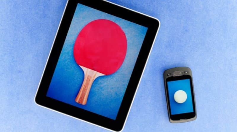 Tablet mit Tischtennisschläger-Abbildung und Handy mit Tischtennisball-Abbildung