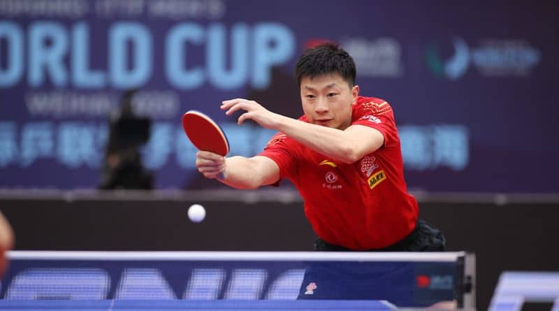 Ma Long spielt einen Rückhand Topspin