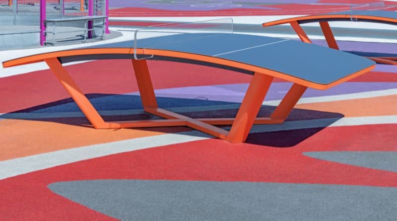 2 Teqball Tische stehen aufgebaut draußen auf einem Sportplatz